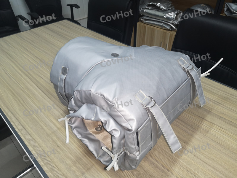 ? ? ? ?冬季氣溫逐漸變冷，我們大家自覺不自覺的都穿上了厚厚的衣服御寒。那么問題來了，我們的設(shè)備是否“穿暖”了？要不要穿些東西？穿哪些可以溫暖過冬？ ? ? ? ?石油，電力，化工等很多行業(yè)裝置每年冬季都會開展設(shè)備防凝凍工作，目的就是不凍壞一臺設(shè)備、一條管線。設(shè)備凝凍只是因為環(huán)境溫度的降低，解決這個問題常規(guī)來說不外乎就是做保溫。 ? ? ? ?為此，科好特開發(fā)了可以與閥門及設(shè)備一同工作的可拆裝保溫產(chǎn)品，安裝和拆卸變得容易，可反復(fù)使用。<a href=http://www.xahddl.cn/e/tags/?tagname=%E9%98%80%E9%97%A8%E4%BF%9D%E6%B8%A9 target=_blank class=infotextkey>閥門保溫</a>產(chǎn)品用材屬于輕質(zhì)柔性無石棉材料，在高度復(fù)雜和狹窄的區(qū)域同樣可以很好使用，無論是截止閥、球閥等均可安裝。通常用戶只需提供閥門名稱型號和同一型號數(shù)量清單即可訂購相應(yīng)的可拆卸<a href=http://www.xahddl.cn/e/tags/?tagname=%E9%98%80%E9%97%A8%E4%BF%9D%E6%B8%A9%E5%A5%97 target=_blank class=infotextkey><a href=http://www.xahddl.cn/e/tags/?tagname=%E9%98%80%E9%97%A8%E4%BF%9D%E6%B8%A9 target=_blank class=infotextkey>閥門保溫</a>套</a>了，特殊類型需要提供詳細(xì)規(guī)格或尺寸。可拆卸<a href=http://www.xahddl.cn/e/tags/?tagname=%E9%98%80%E9%97%A8%E4%BF%9D%E6%B8%A9 target=_blank class=infotextkey>閥門保溫</a>產(chǎn)品外觀漂亮整潔、表面可擦洗，環(huán)保，無污染。 ? ? ? ?給閥門穿上“保暖衣”，給企業(yè)“錦上添花”！